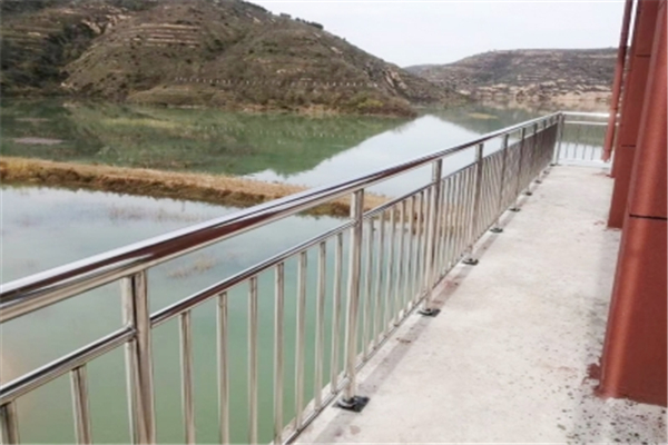 濟(jì)南不銹鋼制品廠講解不銹鋼的基本知識(shí)及不銹鋼門的制作工藝