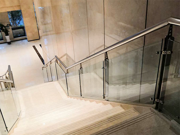 濟(jì)南不銹鋼護(hù)欄